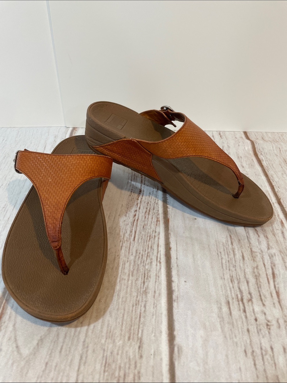 FitFlop Women's 7 Brown Leather Thong Sandals Toe Post Flip Flops  Buckle Detail